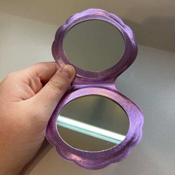 Holographic Shell-Shaped Makeup/Travel Mirror - Picture 4 of 4
